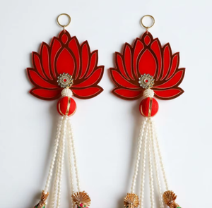 Décoration murale traditionnelle en tissu rouge avec des pompons en forme de lotus pour la décoration intérieure de Diwali - Product Image 3