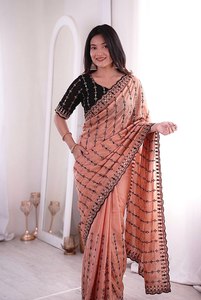 Elegante Saree de Seda Color Durazno con Bordado Negro y Blusa con Lentejuelas para Mujer, Traje Tradicional Indio para Bodas - Product Image 1
