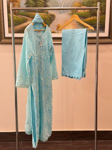 ชุดเสื้อเชิ้ตผ้าลอนลายชิกันคารี 3 มิติ พรีเมียม คอลเลคชั่นซูไมรา จับคู่กับกางเกงขายาวทรงตรงย้อมสี และผ้าคลุมไหล่ชีฟองเนื้อนุ่ม - Product Image 5