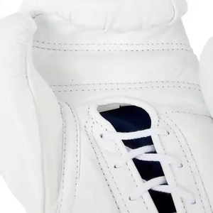 Ensemble de boxe personnalisé avec impression de logo de marque, ensemble de boxe en cuir véritable blanc, ensemble d'entraînement professionnel de kickboxing CP-BHG-04 - Product Image 4