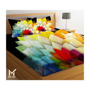 Ensemble de couvre-lit en poly coton doux brodé classique avec housses d'oreiller assorties Collection Resort toutes dimensions couvertes - Product Image 1