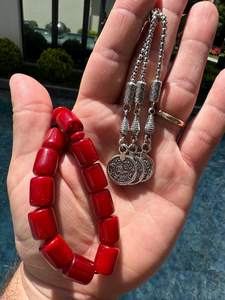 Rosario Islámico de Resina Roja Ecológico Hecho a Mano con Borla Plateada, Misbaha Musulmana - Product Image 3