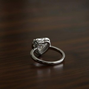 แหวนมอยซาไนต์ 3 กะรัต ทรงหัวใจ ดีไซน์คลาสสิค ประดับเพชรรอบวง สวยหรู สำหรับผู้หญิง เงินแท้ 925 ของแท้ เหมาะสำหรับงานแต่งงาน ของขวัญสำหรับคนรัก - Product Image 5