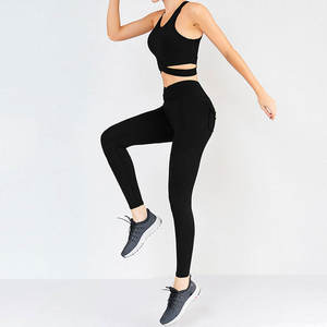 Conjunto de yoga suave para mujer que ofrece soporte elástico y comodidad transpirable para yoga y uso activo diario. - Product Image 4