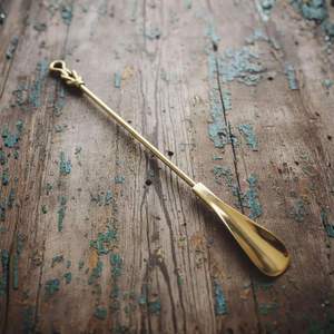 Cuchara para zapatos de latón premium hecha a mano con mango largo, ideal para botas, zapatillas, zapatos formales y uso diario. - Product Image 5