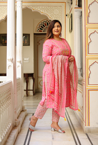 Ensemble Kurti, pantalon et dupatta brodés roses en coton, imprimé floral zig-zag, col rond, manches trois quarts, grande taille, vente en gros - Product Image 2