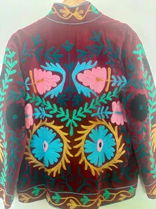 Chaqueta Boho Reversible Acolchada de Terciopelo Bordado Suzani, Hecha a Mano, con Diseño Floral, Prenda Exterior Bohemia, Regalo de Moda Único para Ella - Product Image 5