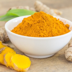 Poudre de curcuma à haute teneur en curcumine, qualité supérieure, fraîche, naturelle, épice Haldi moulue finement pour la cuisine et l'industrie alimentaire - Product Image 1