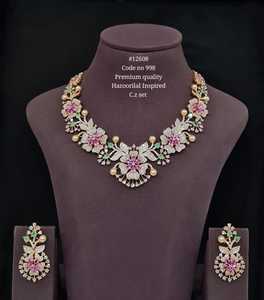 Parure de bijoux de mariée 12608 : Collier et boucles d'oreilles en laiton plaqué imitation saphir avec zircone cubique florale pour mariage et fête - Product Image 3