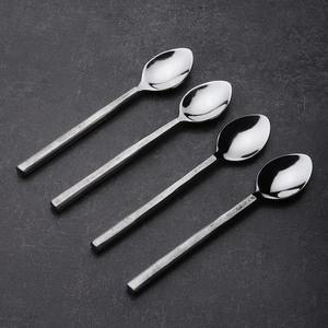 Juego de 4 cucharas modernas con cabezas de acero inoxidable con acabado espejo y mangos texturizados para cenas y uso doméstico - Product Image 3