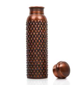 Bouteille d'eau en cuivre texturée à fossettes, cylindrique, marron, avec bouchon à vis - Product Image 1