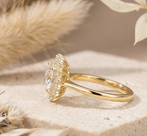 แหวนหมั้นเพชรทรงกลม 2.50 กะรัต หรูหรา ทองคำขาว 14K ประดับเพชรแบบคลัสเตอร์  ผู้ผลิตเครื่องประดับสั่งทำพิเศษ - Product Image 3