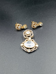 Collar con Colgante de Flor Étnica Chapado en Oro de Amaira Jewels, Joyería Clásica para Mujer, Regalo de Boda o Compromiso - Product Image 1