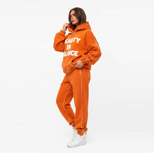 Survêtement à capuche personnalisé en molleton de coton épais pour femme, avec impression en relief et joggers en molleton bouclette à coutures apparentes - Product Image 3