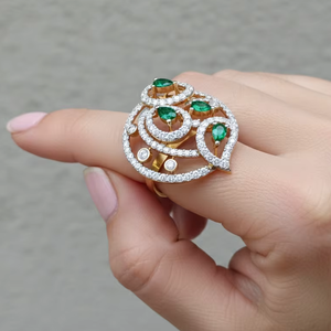 Exquisito Anillo de Cóctel de Oro con Diamantes y Gema Verde en Forma de Lágrima, Diseño Único de Múltiples Capas en Espiral para Novia - Product Image 3