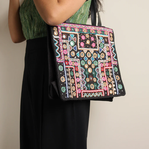 Sac fourre-tout en tissu brodé à la main, de qualité supérieure, de la marque Lemon Capri, fabriqué directement par un artisan indien, pour femmes, par Whimsy Art Craft. - Product Image 3