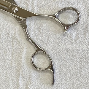 Ciseaux droits pour animaux de compagnie élégants de 7 pouces en acier inoxydable japonais argenté, poignée décalée, écologiques, faciles à utiliser, pratiques - Product Image 6