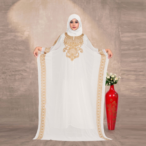 ชุดเดรสผ้าชีฟองปักลายแบบเรียบร้อยสไตล์ฟาราชา คอเสื้อประดับตกแต่งอย่างสวยงาม พร้อมขอบเสื้อด้านข้างที่โดดเด่น สง่างาม ยาวกรอมพื้น พลิ้วไหว เหมาะสำหรับวันอีด - Product Image 2