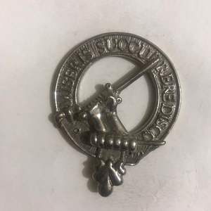 Ceci est un badge en étain avec le blason du clan écossais Sutherland, 5e bataillon écossais. Badge de casquette Seaforth Highlanders WW1 OR Glengarry - Product Image 4