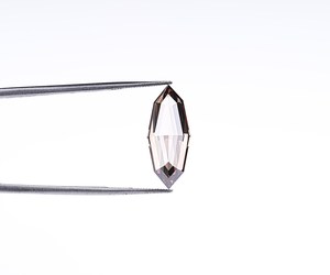 Diamant de laboratoire tendance OM GEMS 4,45 CT couleur champagne taille fantaisie marquise, certifié IGI pour la fabrication de bijoux - Product Image 3