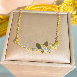 Collar de mariposa para mujer en acero inoxidable 304 con baño de oro de 0.03µm de espesor con incrustaciones de circonita en cadena de cable. - Product Image 2