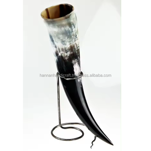 Cuerno vikingo personalizado para beber con iniciales grabadas, ideal para regalo, eventos de recreación histórica y decoración de festivales nórdicos. - Product Image 3