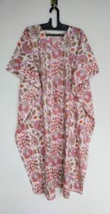 Robe kaftan pour femmes en coton 100% avec imprimé floral en dentelle |   Coupe ample |   Longueur genouillère |   Silhouette en forme de A |   Vêtements décontractés pour la plage et la détente - Product Image 5