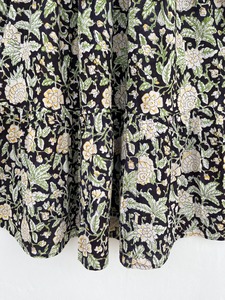 Robe longue d'été bohème pour femme, en coton noir à imprimé floral, avec corsage smocké et manches courtes, à volants – Fabricant de vêtements pour femmes - Product Image 4