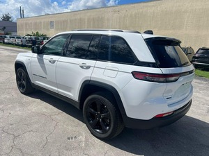 USADO 2024 J / P Grand Ch / E Limited PHEV 2.0L RHD 4x4 Tracción Total Transmisión Automática SUV/Crossover - Product Image 6