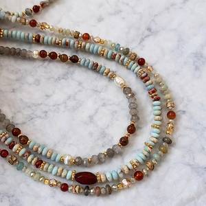 สร้อยคอประดับลูกปัดพลอยหลากสี ไข่มุกน้ำจืด ประดับด้วยลูกปัดทองคำ ดีไซน์เรียบหรู - Product Image 1