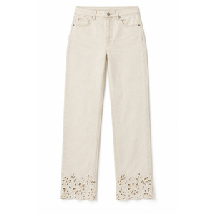 Jeans de Mezclilla para Mujer, Cintura Alta, Corte Recto, con Adornos Florales en el Dobladillo, Color Crema - Product Image 1