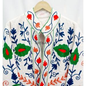 Chaqueta de Invierno Acolchada de Algodón Suave Hecha a Mano con Bordado Suzani y Diseño Floral Bohemio - Product Image 6