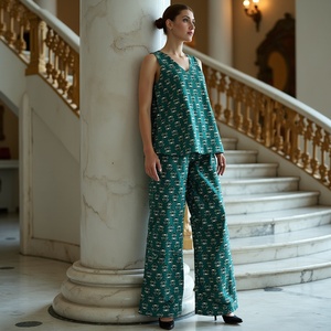 Ensemble de salon en coton imprimé en blocs fait à la main pour femmes en floral vert apaisant avec camisole à larges bretelles et pyjama confortable - Product Image 1