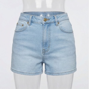 Shorts en jean droits personnalisables grande taille pour femme – Taille haute, décontracté, confort quotidien, tenue d'été - Product Image 1