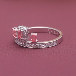 แหวนเพชรแฟนซีสีชมพูเพาะเลี้ยงในห้องปฏิบัติการ รับรองโดย IGI แบบสามเม็ด ทอง 18K ทรงเหลี่ยมมรกต ประดับเพชรรอบวง สำหรับผู้หญิง - Product Image 2