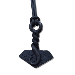 Collier pendentif Marteau de Thor médiéval forgé à la main Prime Crafts International, en acier au carbone noir avec cordon en cuir - Product Image 1