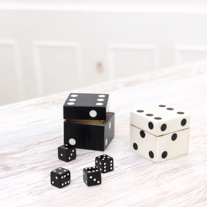 Ensemble de dés en résine faits à la main avec boîte à dés, pièces de jeu de collection artistiques, motif circulaire blanc et noir, artisanat de moulage, boîte de rangement noire - Product Image 6