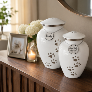 Urne funéraire artisanale blanche pour cendres d'animaux de compagnie (chien, chat) - Souvenir commémoratif en métal avec empreintes de pattes, étiquette personnalisée - Product Image 3