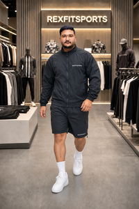 REXFIT SPORTS 2026 Ensemble de survêtement noir en nylon froissé pour homme – Veste coupe-vent à fermeture éclair intégrale et short cargo – Tenue de sport personnalisée - Product Image 5