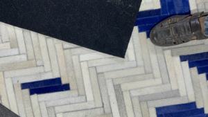 Alfombra Rectangular de Cuero Hecha a Mano de Lujo, Alfombra Gruesa de Estilo Patchwork Moderno con Diseño de Rayas Antideslizante y Logotipo de Onda de 8-10 mm para el Hogar - Product Image 3