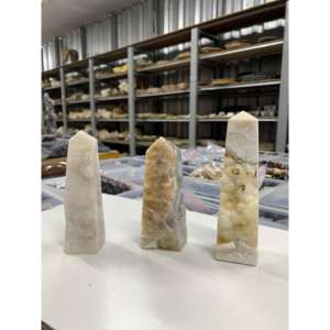 Tour de cristal d'agate de neige naturelle polie de 9 cm pour la décoration et la collection - Product Image 1