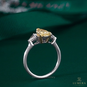 Bague de fiançailles élégante et raffinée en or plaqué 9K-18K avec diamant de laboratoire jaune taille poire et pierres latérales en moissanite taille poire |   IGI - Product Image 3