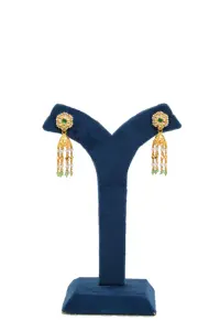 Elegante Collar Tradicional Chapado en Oro con Piedras Rojas y Verdes en Forma Floral, con Pendientes Colgantes a Juego para Mujer - Product Image 2