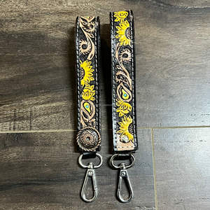 Tournesol fait main Design repoussé à la main en cuir bracelet Concho porte-clés personnalisé gravé en cuir véritable personnalisé unisexe cadeau - Product Image 6