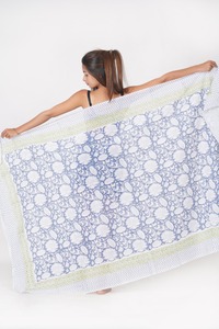 Sarong en coton bleu ciel à motifs floraux imprimé à la main - Product Image 2