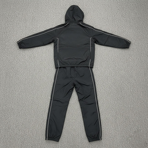 Survêtements en nylon noir personnalisés avec logo OEM, vêtements streetwear en polyester, ensemble survêtement avec veste coupe-vent et pantalon pour hommes - Product Image 4