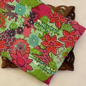 Tissu en coton pur de qualité supérieure à imprimé floral, doux et léger, idéal pour les robes, les kurtis, les chemises et les travaux de couture. - Product Image 1