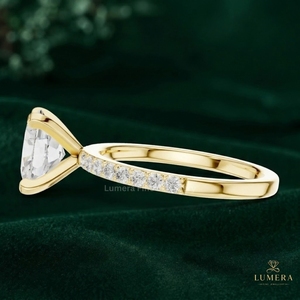 Anillo de compromiso de diamantes ovalados de diseño, piedra central alargada cultivada en laboratorio, banda con detalles pavé y engaste de cuatro puntas para ella. - Product Image 3