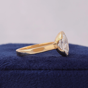 Anillo de compromiso con diamante ovalado cultivado en laboratorio, oro amarillo, estilo clásico - Product Image 4