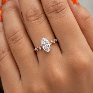 Bague en or rose plaqué diamant pour femme, idéale pour fiançailles, anniversaire, mariage, avec pierre centrale taille marquise et halo classique de diamants de laboratoire latéraux - Product Image 3